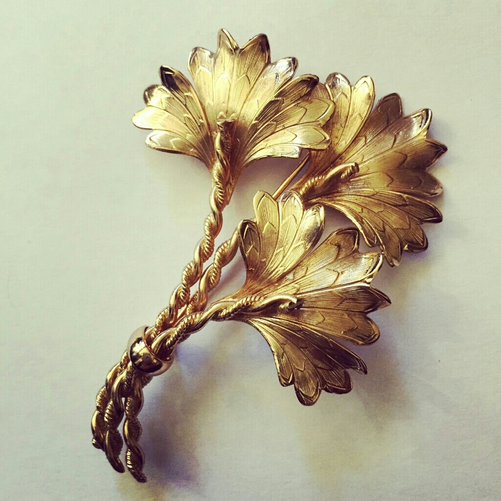 Gold tone leafs brooch